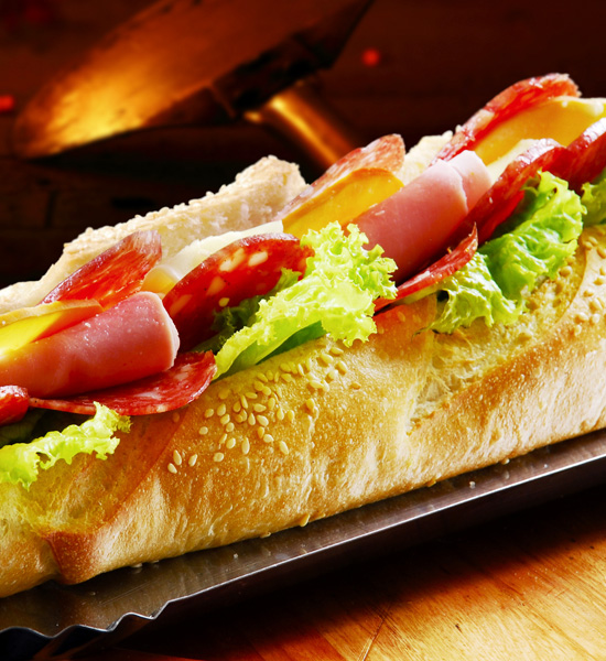 Sanduíche de linguiça calabresa Cataby